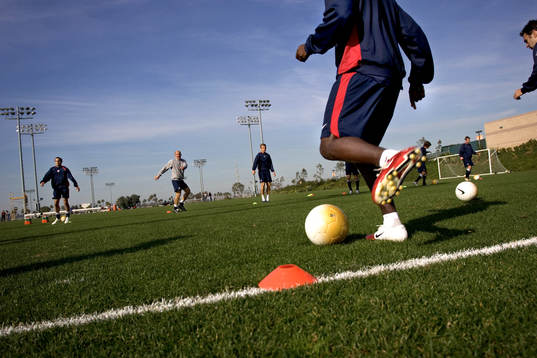 Reportage om fotboll i USA. USA tränar på home depot