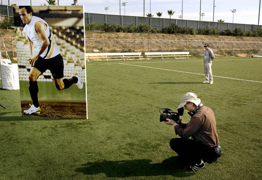 Reportage om fotboll i USA. Presskonferens med Landon