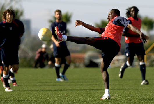 Reportage om fotboll i USA. USA träning. 16 åriga