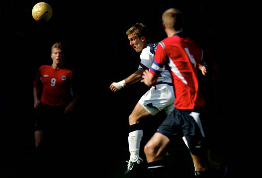 Reportage om fotboll i USA. USA-Norge. 3 målsskytten