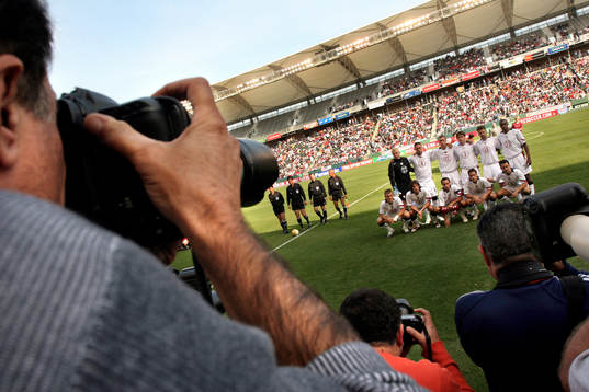 Reportage om fotboll i USA. USA-Norge. Lagbild innan avspark