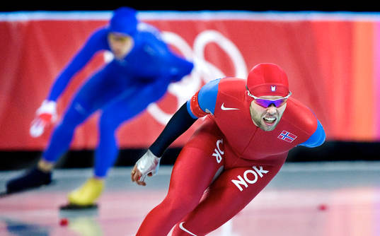 Johan Röjler har det svårt att ta sig förbi Lasse