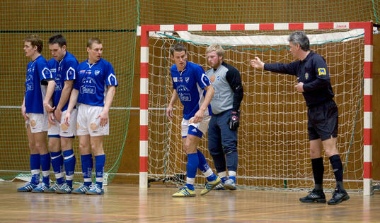 Försvar, mur, domare