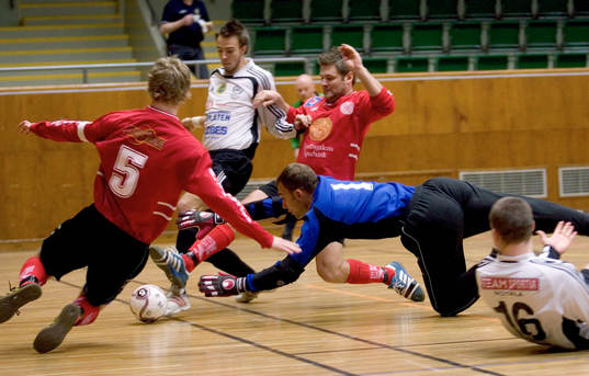 Anders Jonsson, målvakt, Västervik, kastar sig