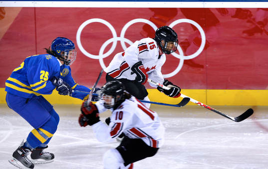 Therese Sjölander jagar Danielle Goyette