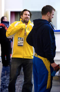 Peter Forsberg dyker upp för att prata med journalisterna