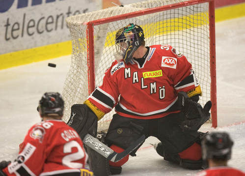 Gustaf Weslau, målvakt, Malmö, ser pucken gå utanför