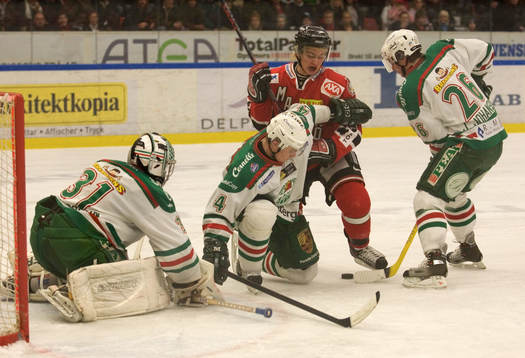 Trångt framför Andreas Andersson, målvakt, Rögle