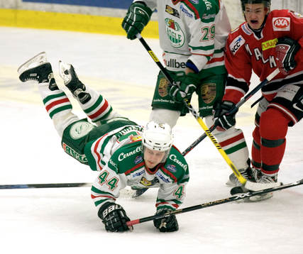 Rögles Andreas Byström får ett slag på skridskon och