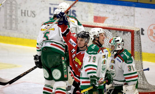 2-1, Robert Tomik jublar, hela Rögle deppar. Jubel, depp