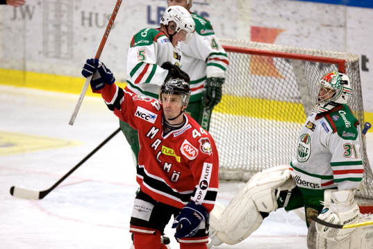 2-1, Robert Tomik jublar, hela Rögle deppar. Jubel, depp