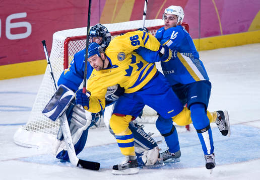 Tomas Holmström hade det tufft framför Kazakstans mål