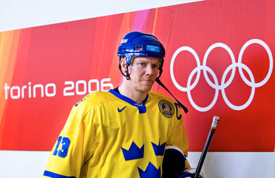 Mats Sundin vandrar genom Mixed Zone