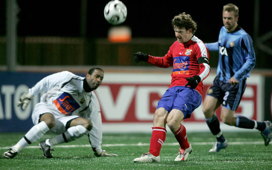 Steven Lustü, Lyn med målvakten Eddie Gustafsson. Mattias
