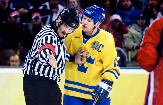 Mats Sundin protesterar när domaren dömer bort sveriges