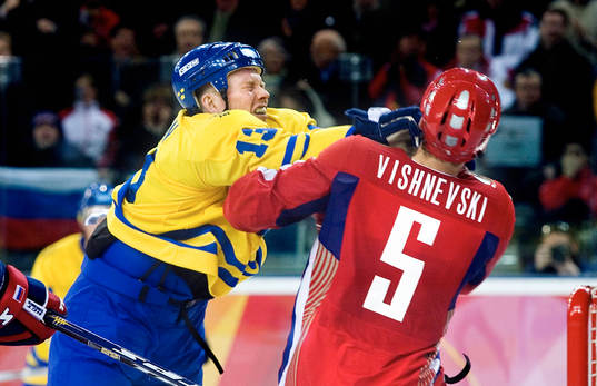 Mats Sundin delar ut en näve till Vitali Vishnevski,