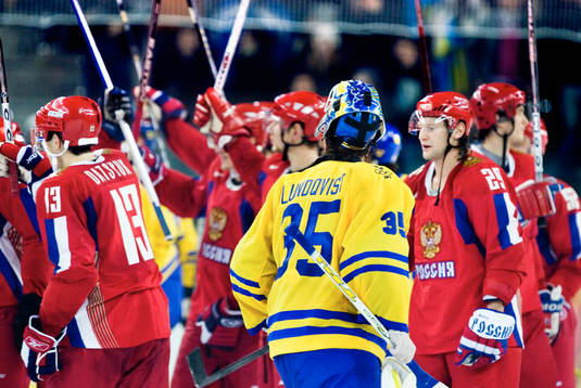 Henrik Lundqvist, målvakt ser på när Ryssland jublar
