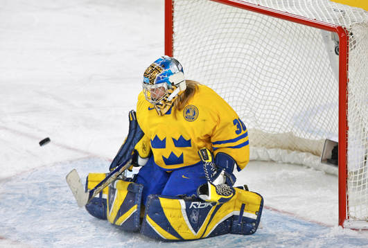 Kim Martin målvakt stöter bort en av skotten från USA