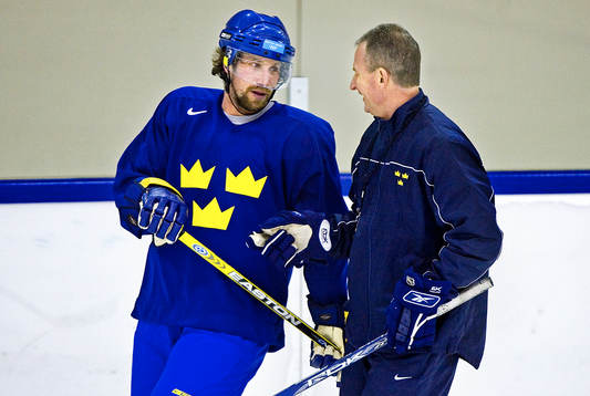 Peter Forsberg, Sverige, samtalar med Jan Karlsson