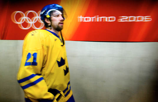 Peter Forsberg rusar vidare genom mixed zone