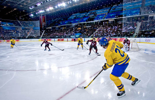 Peter Forsberg letar spelläge framför mål