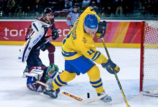 Daniel Alfredsson fintar Sergejs Naumovs, målvakt Lettland