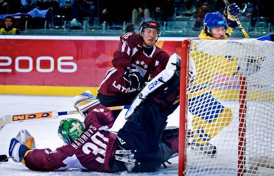 Peter Forsberg lyckas nästan få in pucken