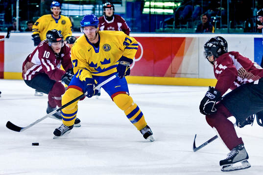 Mikael Samuelsson glider igenom Lettlands försvar