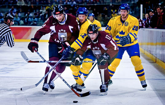 Daniel och Henrik Sedin hjälps åt i ett av anfallen