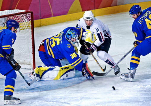 Scott Gomez trycker sig in framför Henrik Lundqvist,