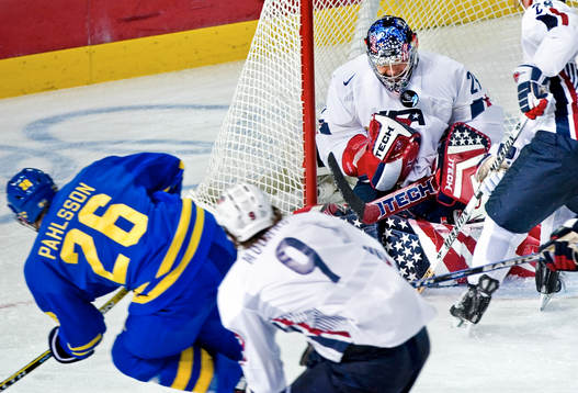 Samuel Påhlsson får upp pucken på USAs målvakt Rick