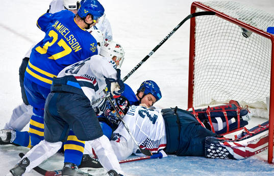 Mikael Samuelsson och Fredrik Modin framför USAs mål