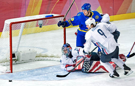 Fredrik Modin ser pucken liggandes fri framför USAs målbur