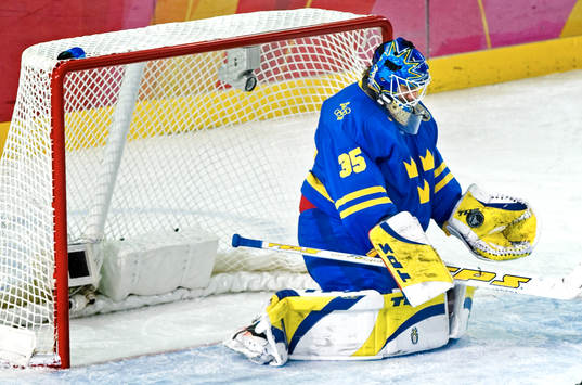Henrik Lundqvist, målvakt fångar upp pucken utan problem