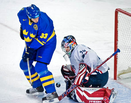 Fredrik Modin framför Rick Dipietro, målvakt USA