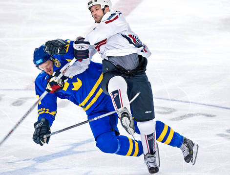 Henrik Sedin och Craig Conroy, USA tacklas