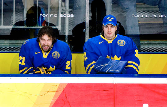 Peter Forsberg bredvid Mikael Tellqvist på bänken