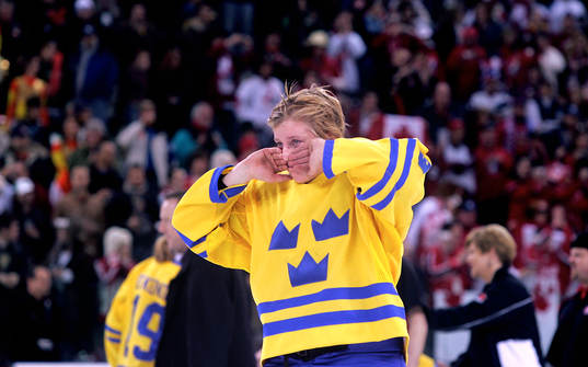 Anna Vikman torkar tårarna