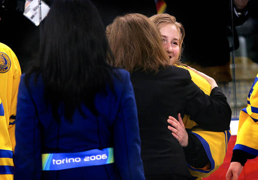 Kim Martin, målvakt tar emot medaljen av Gunilla Lindberg