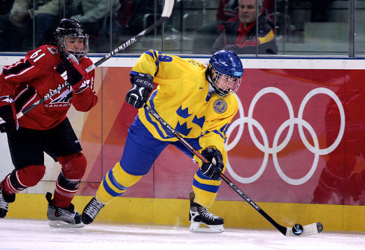 Emelie O´konor, Sverige jagas av Vicky Sunohara, Kanada