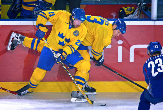 Mats Sundin kläms upp i sargen bakom Peter Forsberg