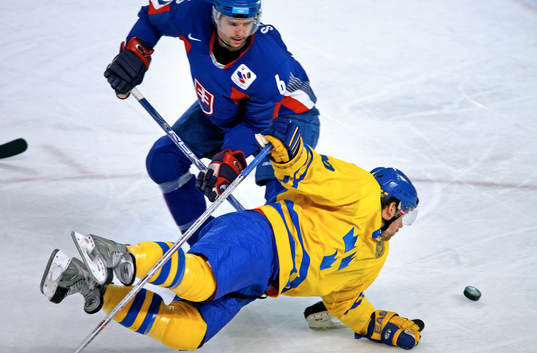 Henrik Zetterberg dras omkull av Radoslav Suchy, Slovakien