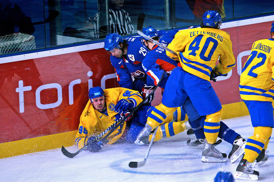 Tomas Holmström trycks ned vid sargen