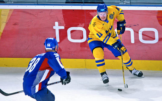 Daniel Alfredsson vänder upp med pucken