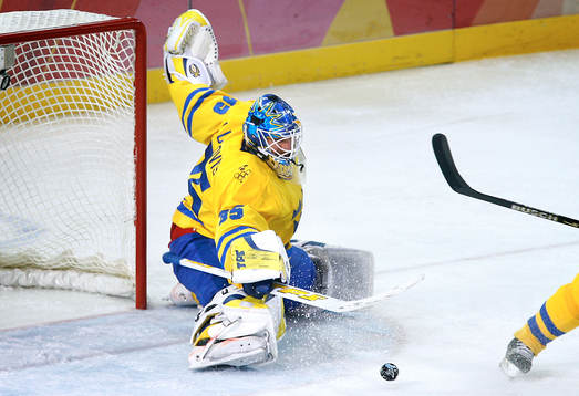 Henrik Lundqvist, målvakt, gör en benparad