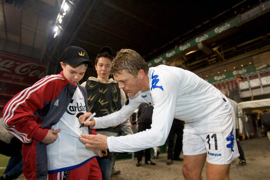 Marcus Allbäck, FC Köpenhamn, signerar tröja. Autograf