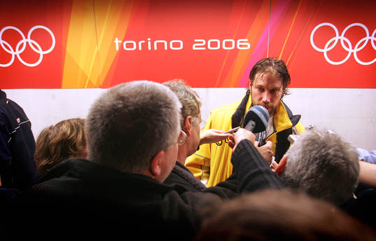 Peter Forsberg pratar med pressen