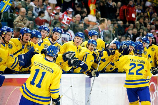 Daniel Alfredsson och Per-Johan Axelsson jublar med laget