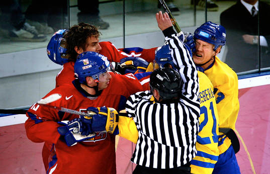 Peter Forsberg och Mats Sundin fajtas. Bråk, slagsmål,