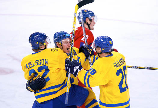 Daniel Alfredsson kramas om av Per-Johan Axelsson och